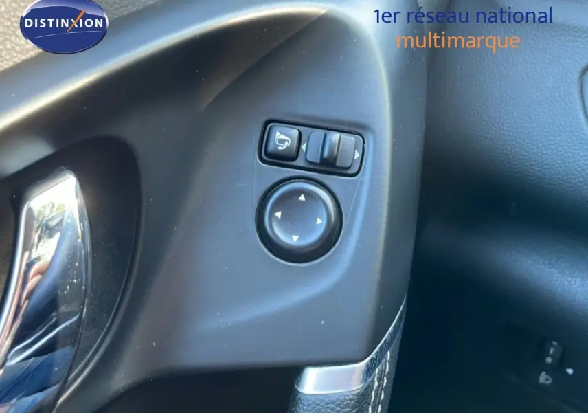 Détail du panneau de commande des rétroviseurs côté conducteur du Renault Kadjar noir, avec commande circulaire et bouton de réglage.