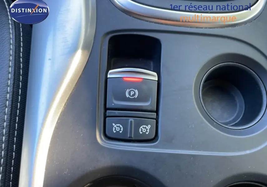 Gros plan sur la console centrale du Renault Kadjar noir 2018, montrant les commandes du frein à main électrique et régulateur de vitesse.