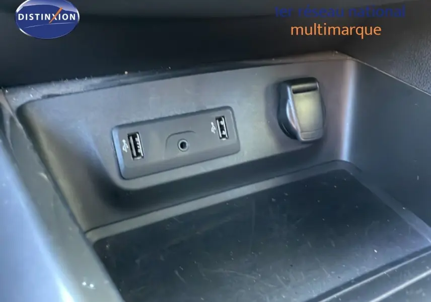 Gros plan sur la console centrale du Renault Kadjar noir, montrant les ports USB et la prise 12V.