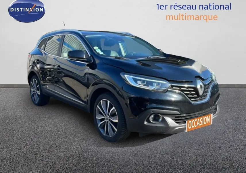 Renault Kadjar noir en 3/4 avant droit, avec jantes alliage et calandre chromée visible sur fond neutre.