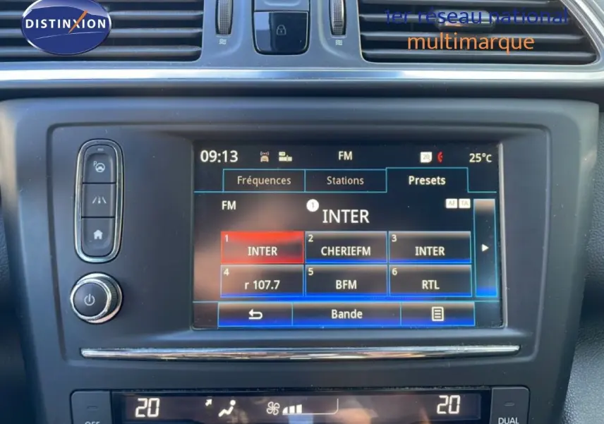 Vue rapprochée de l’écran multimédia et de la console centrale noire du Renault Kadjar 2018, affichant les stations radio FM.