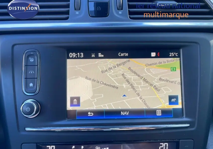 Vue rapprochée de l’écran tactile central du Renault Kadjar 2018 noir, affichant la navigation GPS et commandes climatisation.