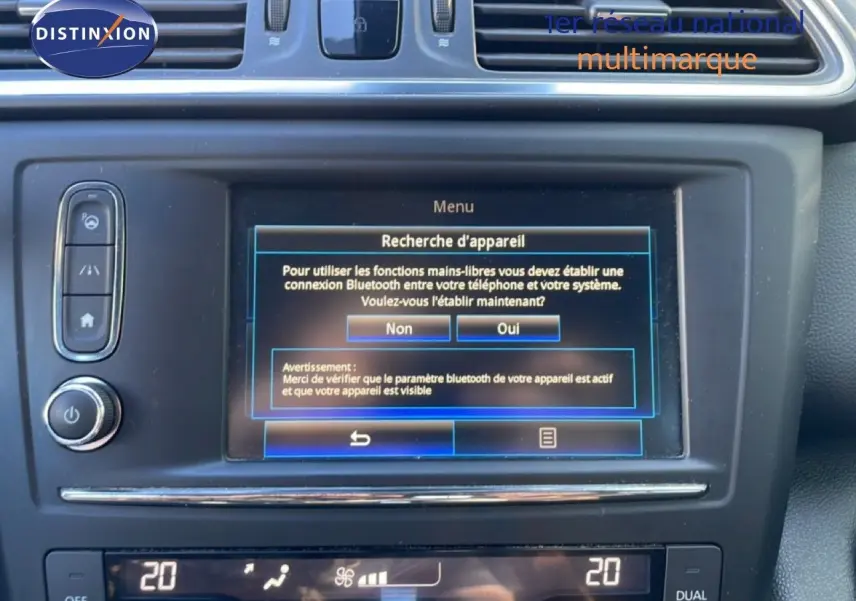 Écran central du tableau de bord du Renault Kadjar noir de 2018, affichant le menu de connexion Bluetooth.