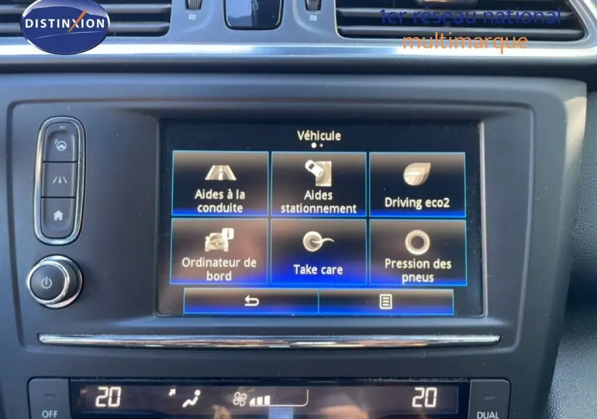 Écran central tactile du tableau de bord du Renault Kadjar noir, affichant les aides à la conduite et la pression des pneus.