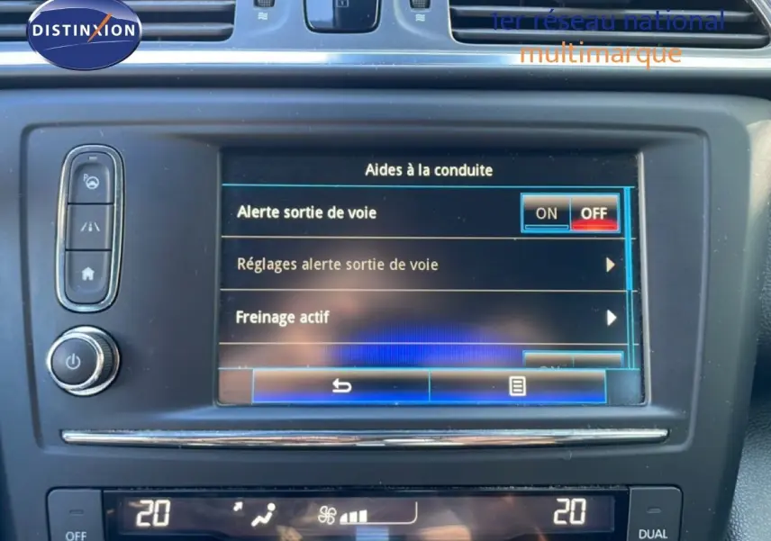 Vue rapprochée de l’écran tactile central du Renault Kadjar noir 2018, affichant les aides à la conduite.