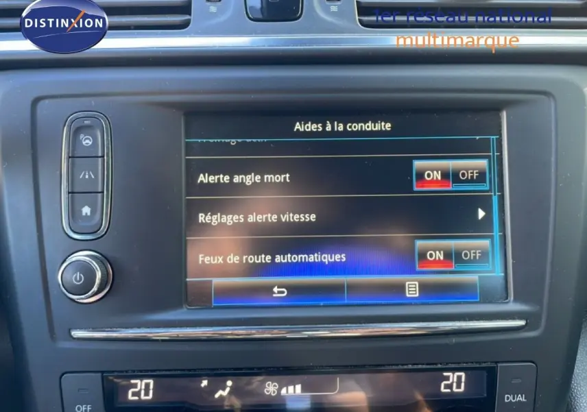 Écran tactile central du Renault Kadjar noir 2018 montrant les réglages d’aides à la conduite, dont alerte angle mort et feux automatiques.