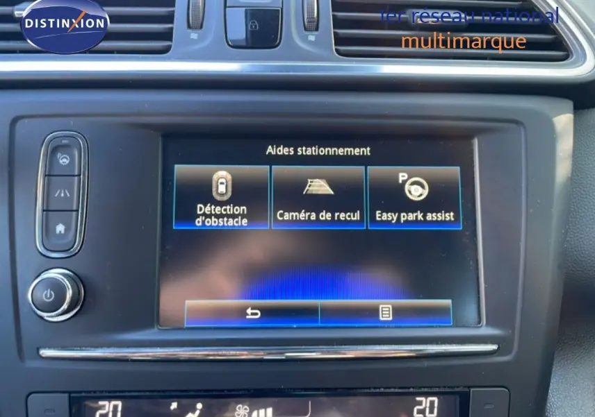 Écran tactile central du Renault Kadjar noir 2018 montrant les aides au stationnement et la climatisation digitale.