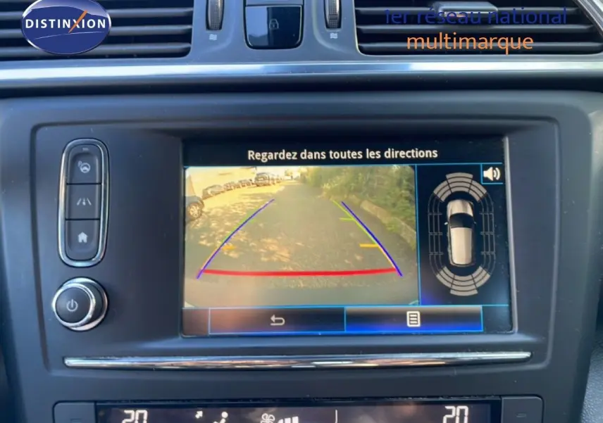 Écran central de la Renault Kadjar noir 2018 montrant la caméra de recul avec guidage et capteurs de proximité.
