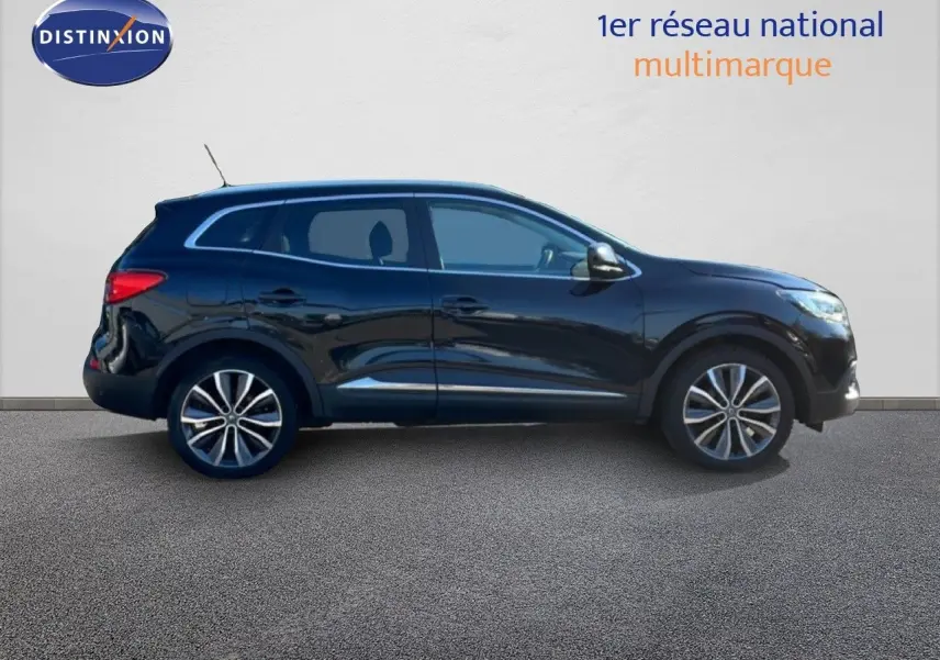 Profil côté gauche d'un Renault Kadjar noir 2018, avec jantes alliage bicolores et lignes fluides.
