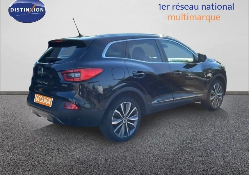Vue 3/4 arrière droite d’un Renault Kadjar noir 2018 avec jantes alliage bicolores et feux arrière LED.