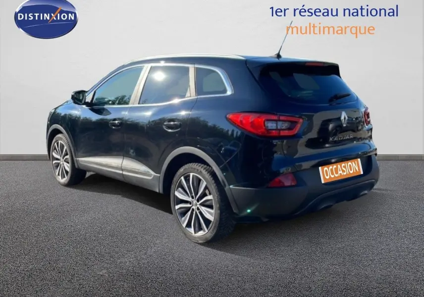 Renault Kadjar noir vu en 3/4 arrière droit, avec jantes alliage bi-ton et feux arrière LED distinctifs.