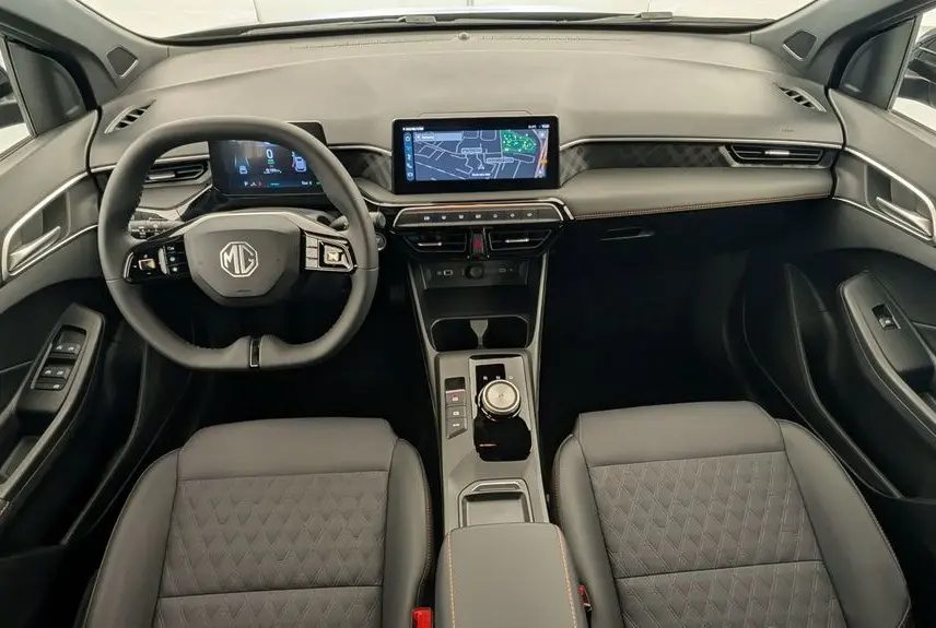 Vue intérieure avant du tableau de bord et volant noir de la MG3 1.5 L Hybrid+ Luxury avec écran tactile et sièges en similicuir.