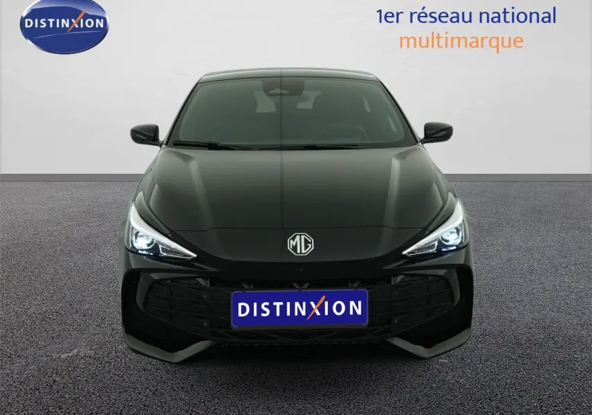 Vue frontale d'une MG3 Pebble Black 2026 avec phares LED allumés et calandre noire distinctive.