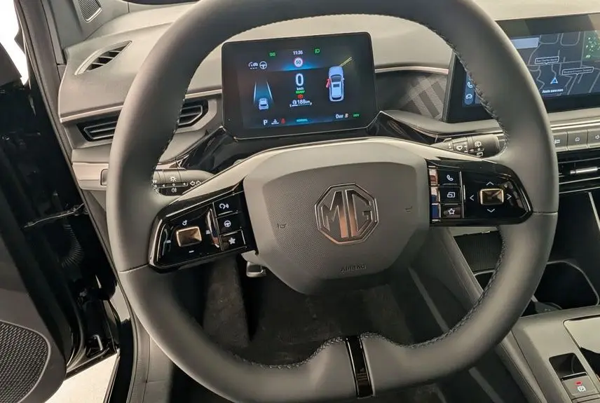 Vue intérieure centrée sur le volant cuir noir de la MG3 1.5 L Hybrid+ 2026 avec tableau de bord numérique et écran tactile.