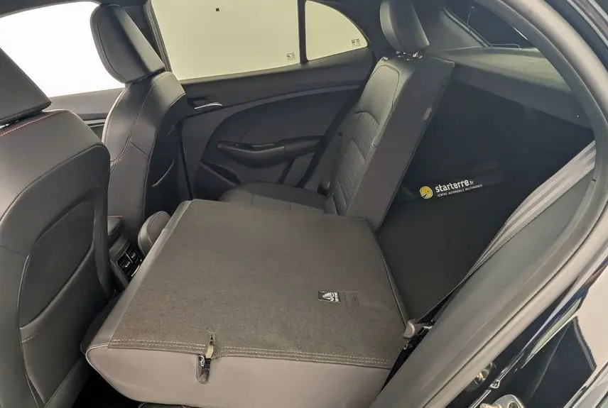 Vue intérieure côté droit du coffre et banquette arrière rabattue en Pebble Black sur MG3 1.5 L Hybrid+ 195 ch Luxury 2026.