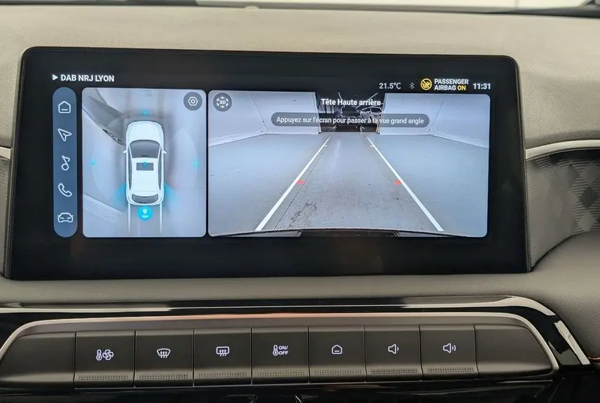 Écran tactile intérieur du MG3 2026 Pebble Black montrant la caméra 360° et l’aide au stationnement en vue arrière.