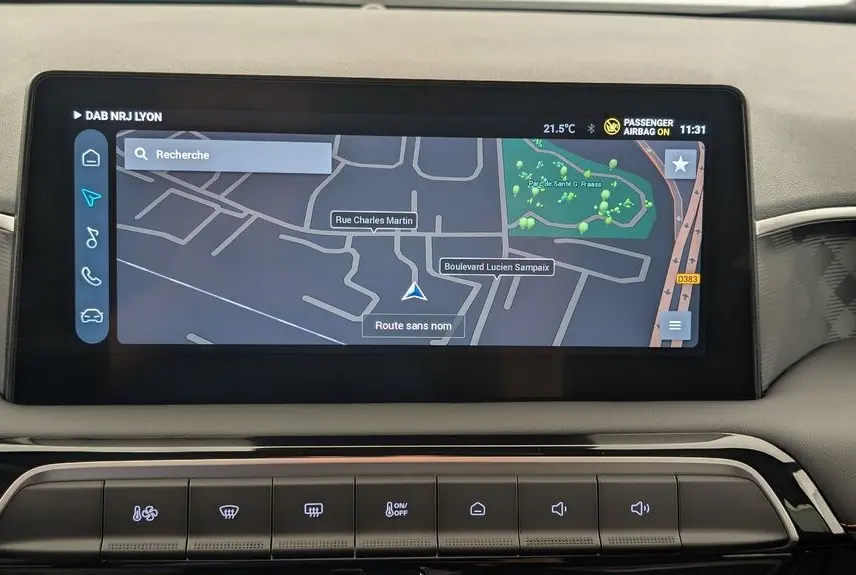Écran tactile 10,25'' affichant la navigation GPS dans l'habitacle noir du MG3 Pebble Black, vue frontale rapprochée.