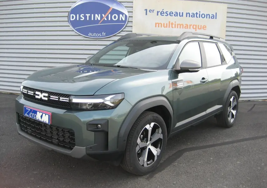 SUV Dacia Bigster gris schiste en 3/4 avant droit, avec calandre distinctive et jantes modernes.