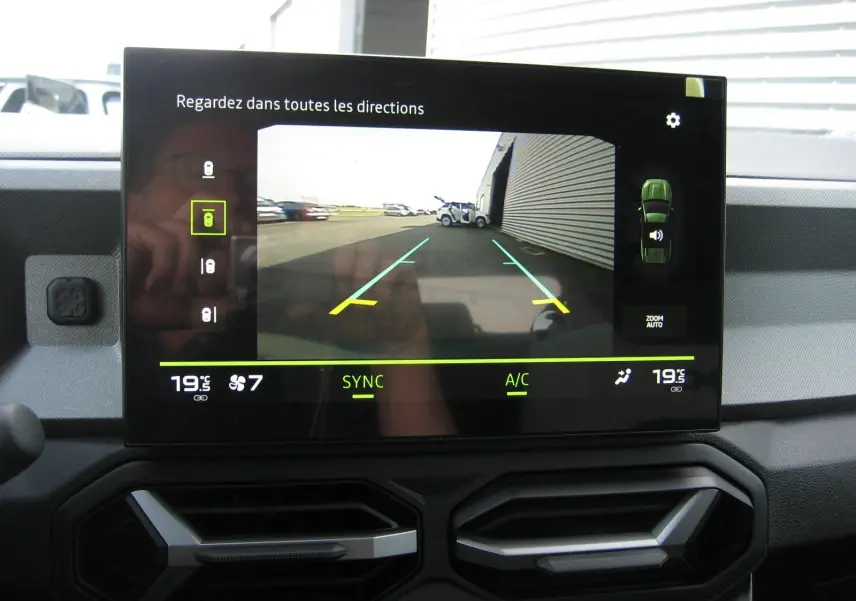 Écran central du Dacia Bigster 2026 montrant la caméra de recul avec lignes de guidage en intérieur gris schiste.