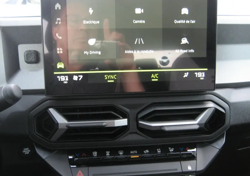 Détail du tableau de bord du Dacia Bigster 2026 avec écran tactile et commandes de climatisation modernes.