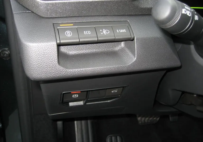 Détail des commandes côté gauche du tableau de bord du Dacia Bigster gris schiste, avec boutons ECO et E-SAVE visibles.