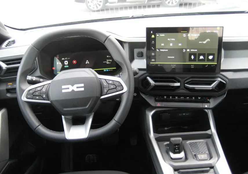 Vue intérieure centrée sur le volant et la console centrale du Dacia Bigster 2026, avec écran tactile et commandes modernes.