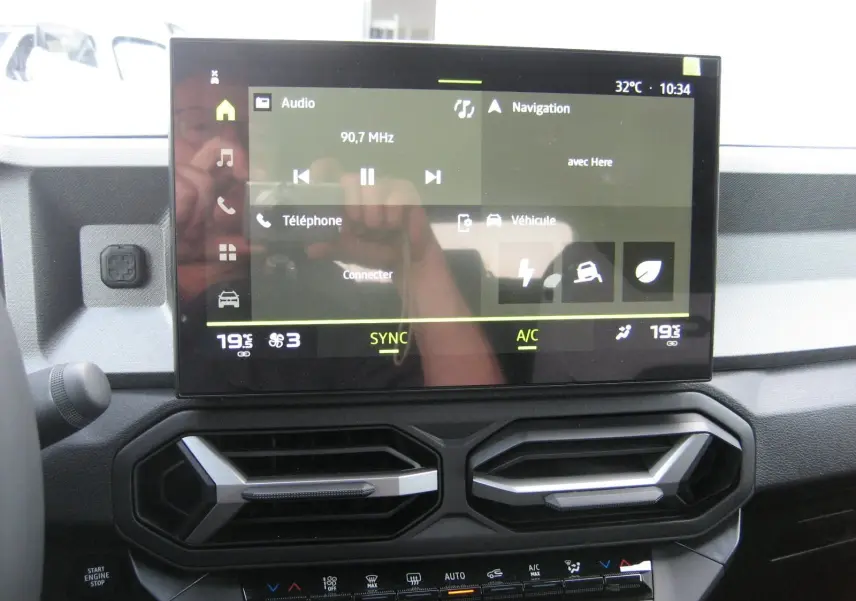 Vue rapprochée du tableau de bord du Dacia Bigster 2026, écran tactile et bouches d’aération hexagonales visibles.