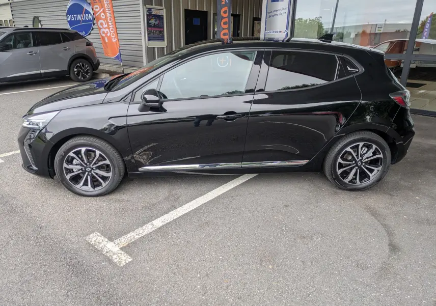 Vue de profil côté gauche d'une Renault Clio noire étoile métal 2025 avec jantes alliage et vitres teintées.