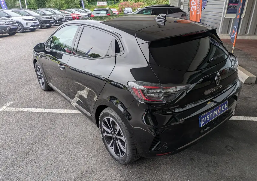 Vue 3/4 arrière droite d'une Renault Clio noire étoile métal 2025, avec jantes alliage et vitres teintées.