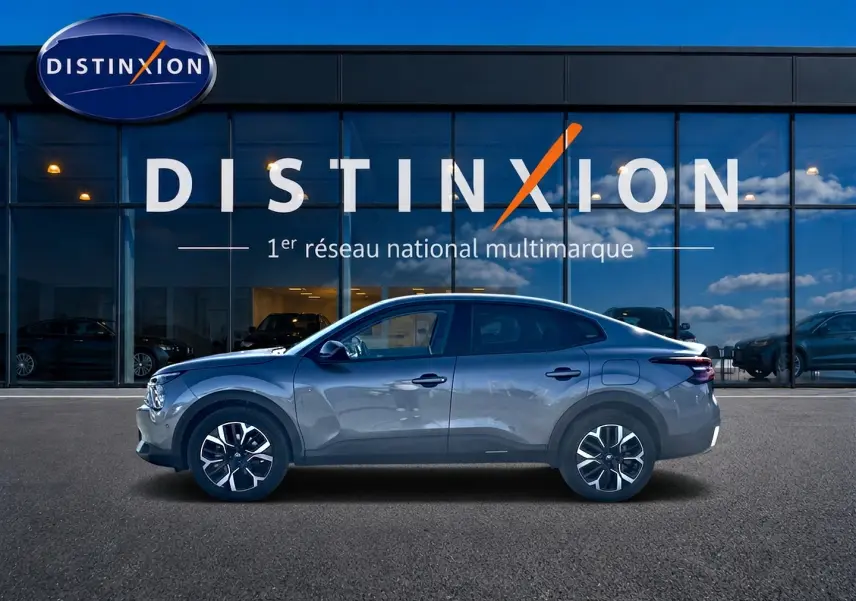 Vue latérale droite d'une Citroën C4 X gris mercure 2025, avec jantes alu et lignes fluides élégantes.