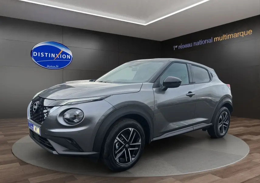 Nissan Juke 1.6 Hybrid 2025 gris squale en 3/4 avant droit, avec jantes noires et détails modernes distinctifs.