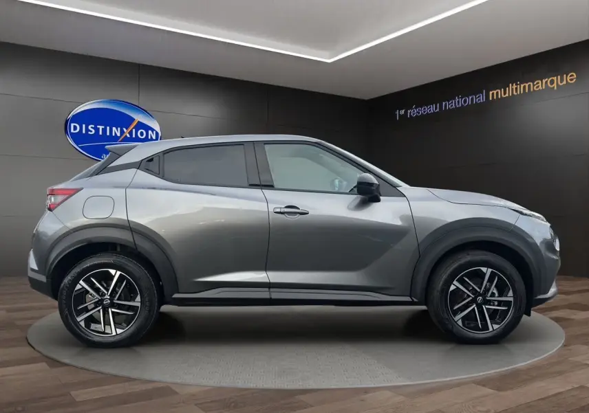 Vue de profil côté droit du Nissan Juke 2025 gris squale avec jantes alliage noires et détails noirs contrastants.