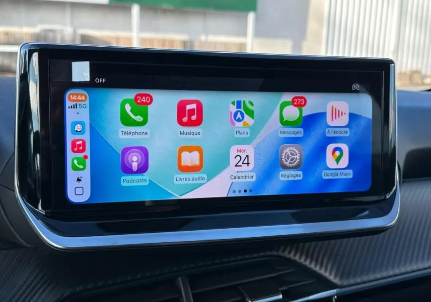 Écran tactile du tableau de bord de la Peugeot 208 Hybrid blanc, affichant les applications connectées.