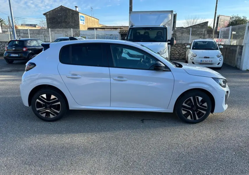 Profil droit d'une Peugeot 208 Hybrid 110 e-DCS6 Allure blanche avec jantes alliage noires et toit noir.