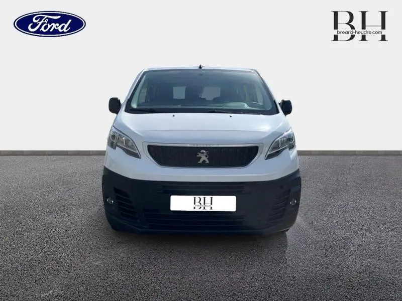 Vue de face du Peugeot Expert Fourgon blanc banquise avec calandre noire et projecteurs antibrouillard intégrés.