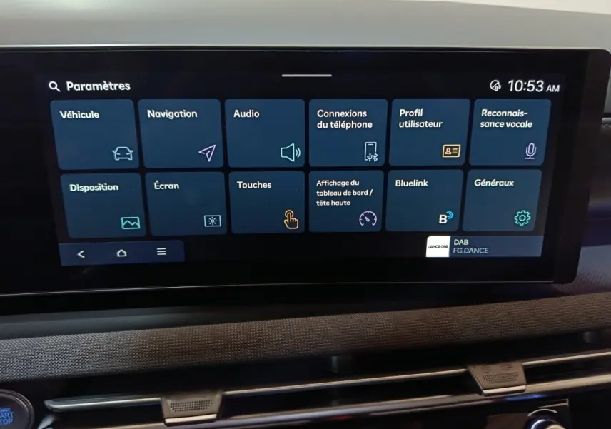 Écran tactile central du tableau de bord du Hyundai Tucson 2025 affichant le menu des paramètres.