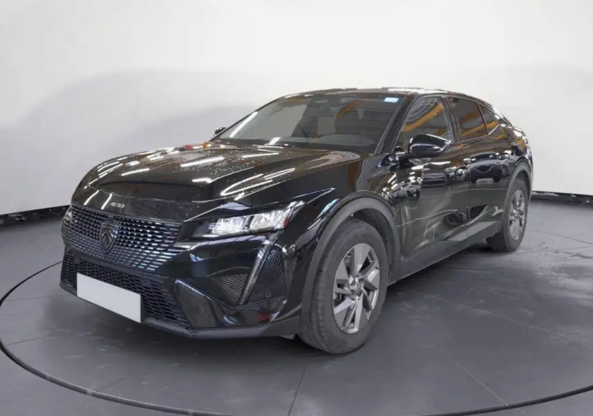 Peugeot 408 PHEV noir en 3/4 avant droit, avec jantes alliage 17 pouces et calandre distinctive moderne.