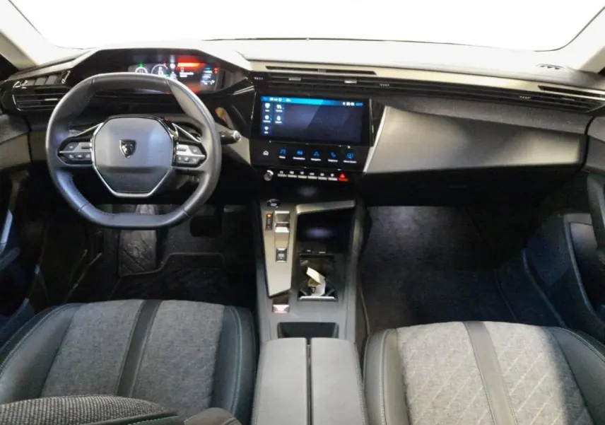 Vue intérieure frontale du cockpit numérique et du volant multifonction de la Peugeot 408 PHEV 180 e-EAT8 Allure 2024.