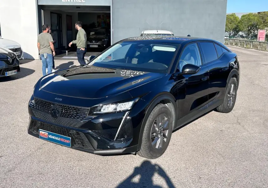 Peugeot 408 PHEV noir vue 3/4 avant droit, jantes alliage 17 pouces et calandre distinctive en extérieur.