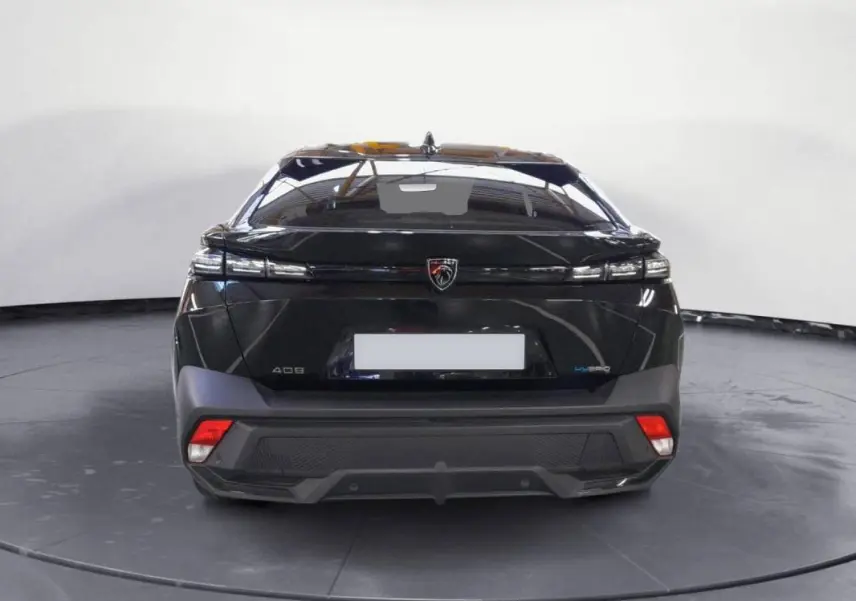 Vue arrière d'une Peugeot 408 PHEV 180 e-EAT8 Allure noire de 2024 avec feux LED et logo Peugeot central.