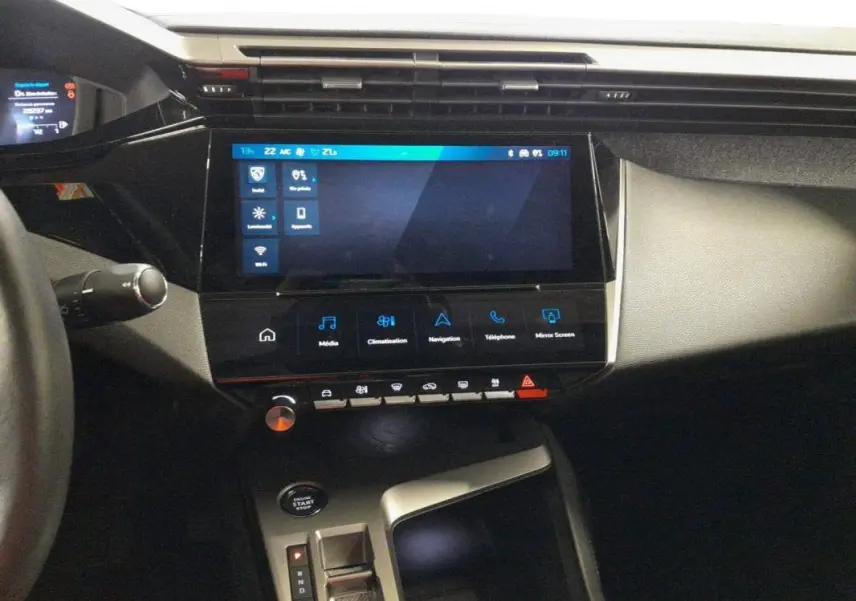 Vue intérieure du tableau de bord et console centrale du Peugeot 408 PHEV 180 e-EAT8 Allure avec écran tactile et bouton start/stop.