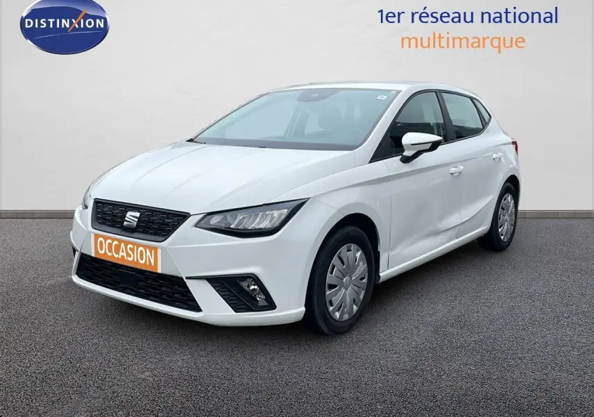 SEAT Ibiza blanche vue en 3/4 avant droit, avec une bosse visible sur la porte arrière côté droit.