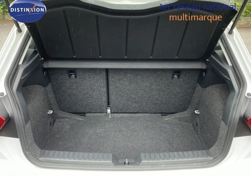 Coffre ouvert vu de l'arrière d'une SEAT Ibiza blanc candy, montrant un espace de chargement propre et vide.