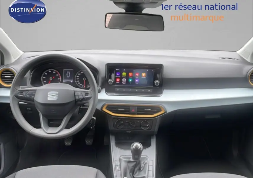 Vue intérieure avant du tableau de bord blanc candy de la SEAT Ibiza 1.0 MPI 80CH avec volant multifonction et écran tactile.