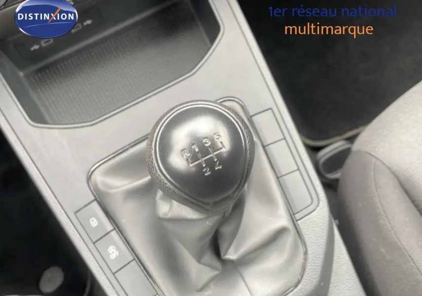 Le levier de vitesses manuel noir de la SEAT Ibiza 2021, vue rapprochée de la console centrale et siège tissu gris.