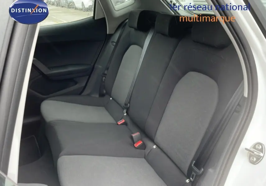 Vue intérieure côté droit des sièges arrière en tissu gris et noir d'une SEAT Ibiza blanc candy 2021.