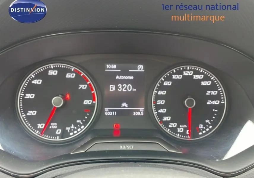 Tableau de bord de SEAT Ibiza 2021 en vue frontale, affichant la vitesse, le régime moteur et l'autonomie de 320 km.