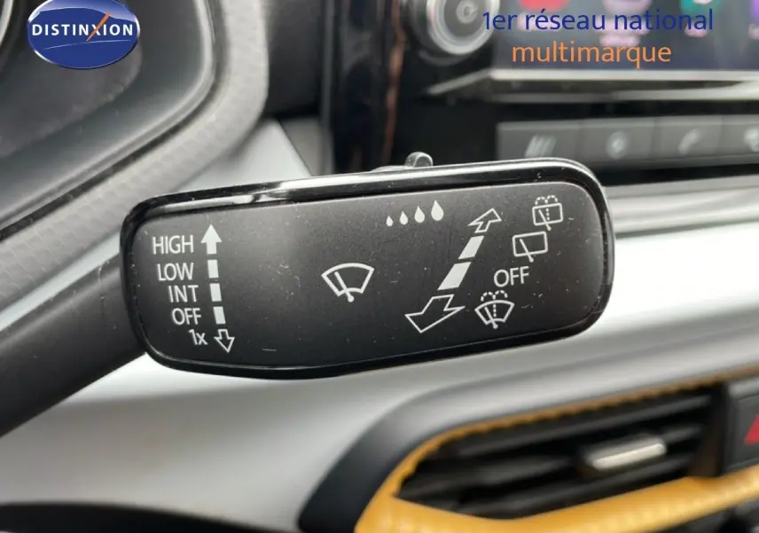 Gros plan sur la commande des essuie-glaces dans l’habitacle d’une SEAT Ibiza blanc candy de 2021.