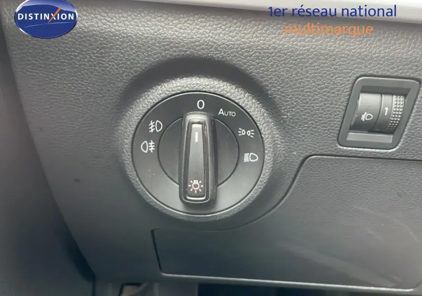 Gros plan sur la commande d’éclairage intérieure noire d’une SEAT Ibiza blanche Candy, version 2021, côté conducteur.