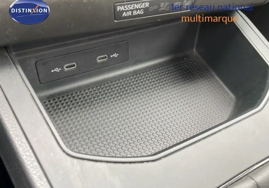 Vue rapprochée de la console centrale noire avec ports USB doubles dans une SEAT Ibiza 2021 blanche.